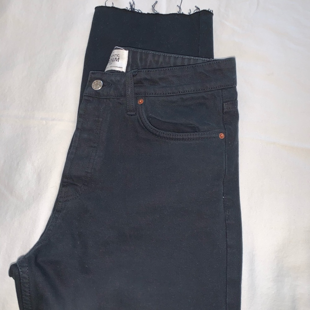 Zara mid rise straight jeans— button fly. These are not faded. They’re BLACK!